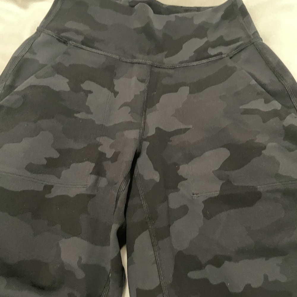 NWOT - Lululemon cropped pants with pockets